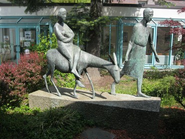 Bronzeskulptur von Josef und Maria auf der Flucht nach Ägypten auf dem Gelände der Weihnachtskirchengemeinde