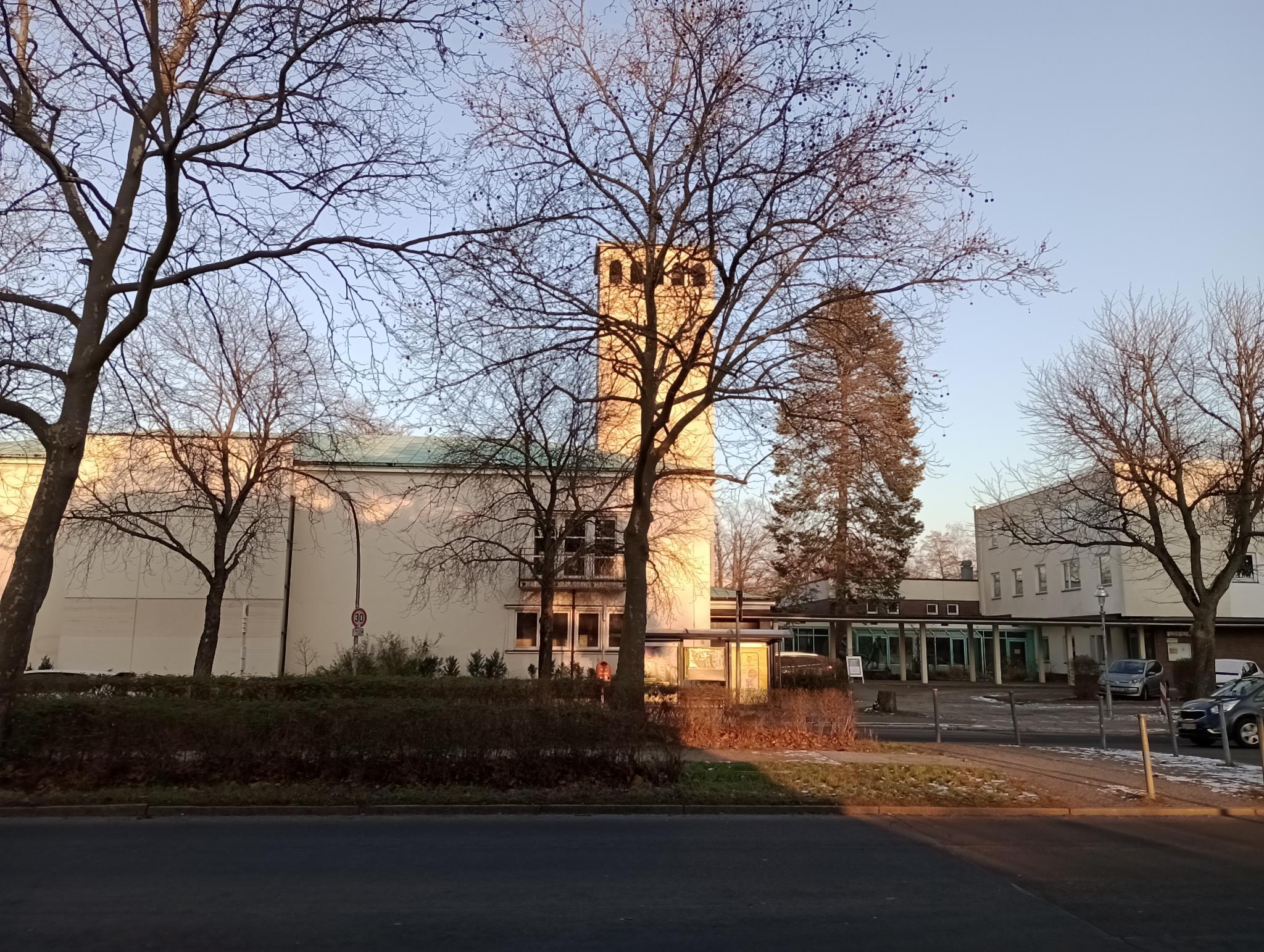 Westansicht der Weihnachtskirche im Wintersonnenlicht