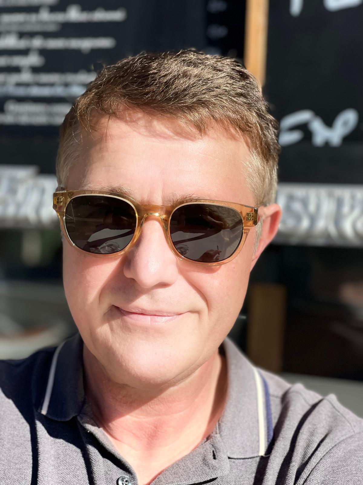 Portrait von Kantor Jürgen Trinkewitz mit Sonnenbrille